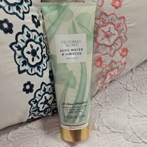 Victoria's Secret Aloe Water & Hibiscus Hydrating Lotion